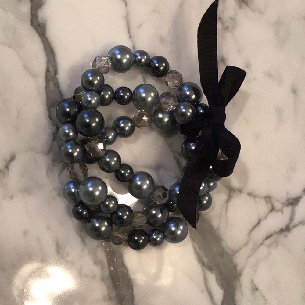 GRAY FAUX PEARL AND CRYSTAL BEAD BRACELET